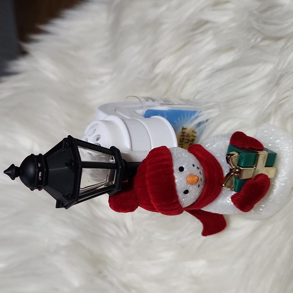 BNWT Bath & Body Snowman with his gift fragrance plug in.